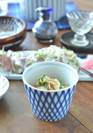 砥部焼・梅山窯　ななめ格子のそばちょこを小鉢として