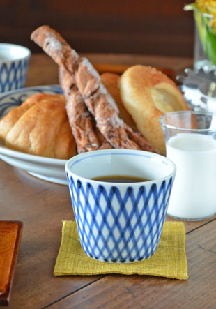 砥部焼・梅山窯　ななめ格子のそばちょこにコーヒーを