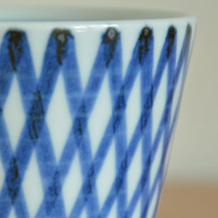 砥部焼・梅山窯　ななめ格子のそばちょこの絵付け