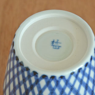 砥部焼・梅山窯　ななめ格子のそばちょこの窯印