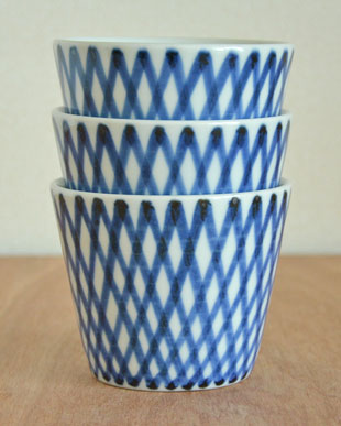 砥部焼・梅山窯　ななめ格子のそばちょこを重ねて