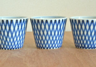 砥部焼・梅山窯　ななめ格子のそばちょこを並べて