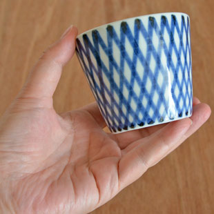 砥部焼・梅山窯　ななめ格子のそばちょこを手に持って