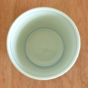 砥部焼・梅山窯　ななめ格子のそばちょこを上から見て