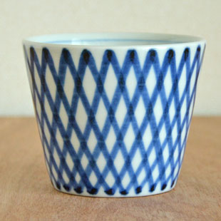 砥部焼・梅山窯　ななめ格子のそばちょこを横から見て