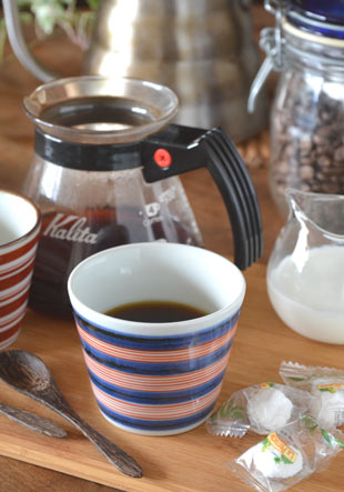 砥部焼・梅山窯　ごす細赤線のそばちょこにコーヒーを