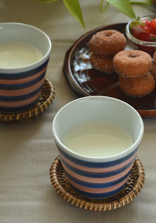 砥部焼・梅山窯　ごす細赤線のそばちょこにミルクを