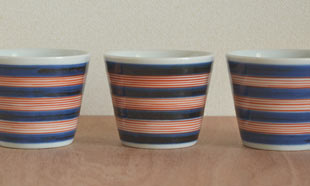 砥部焼・梅山窯　ごす細赤線のそばちょこを並べて