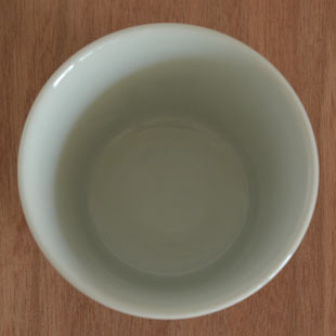 砥部焼・梅山窯　ごす細赤線のそばちょこを上から見て