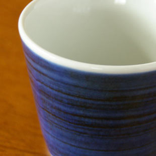 砥部焼・梅山窯　藍色のそばちょこの絵柄