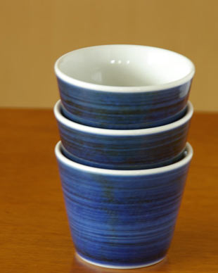 砥部焼・梅山窯　藍色のそばちょこを重ねて