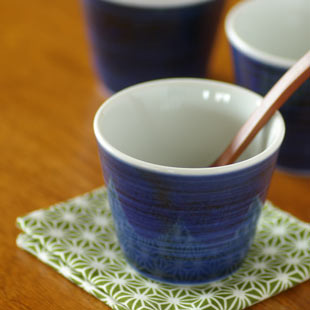 砥部焼・梅山窯　藍色のそばちょこにデザートを