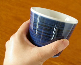 砥部焼・梅山窯　藍色のそばちょこを手に盛って