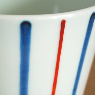 砥部焼・梅山窯　ごす赤線のそばちょこの絵付け