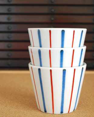 砥部焼・梅山窯　ごす赤線のそばちょこを重ねて