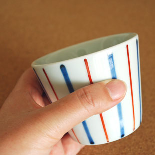 砥部焼・梅山窯　ごす赤線のそばちょこを手に持って