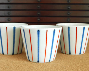 砥部焼・梅山窯　ごす赤線のそばちょこを並べて