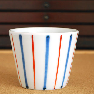 砥部焼・梅山窯　ごす赤線のそばちょこを横から見て