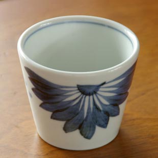 砥部焼　菊もようのそばちょこ