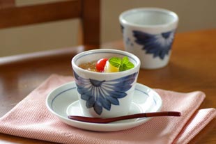 砥部焼・梅山窯　菊もようのそばちょこにフルーツゼリーを入れて