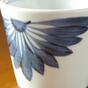 砥部焼・梅山窯　菊もようのそばちょこにをの絵付け