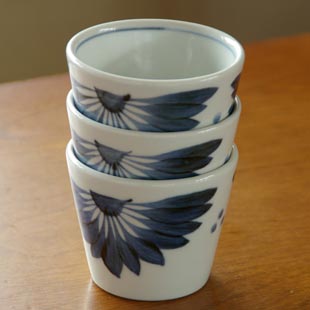 砥部焼・梅山窯　菊もようのそばちょこにを重ねて