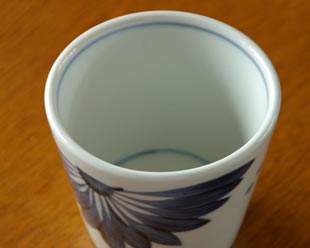 砥部焼・梅山窯　菊もようのそばちょこにを上から見て