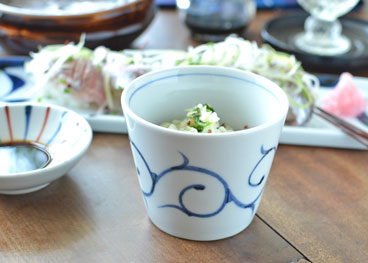 砥部焼・梅山窯　細からくさのそばちょこを小鉢として