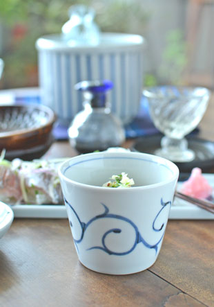 砥部焼・梅山窯　細からくさのそばちょこに酢の物を