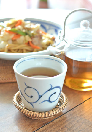 砥部焼・梅山窯　細からくさのそばちょこにお茶を