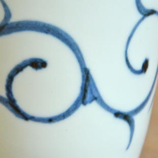 砥部焼・梅山窯　細からくさのそばちょこの絵付け