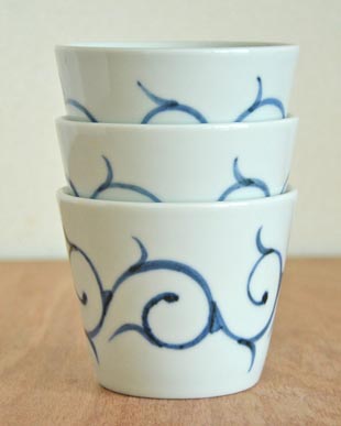 砥部焼・梅山窯　細からくさのそばちょこをかさねて