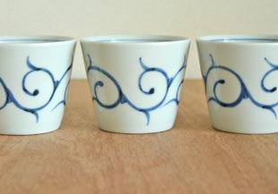 砥部焼・梅山窯　細からくさのそばちょこを並べて