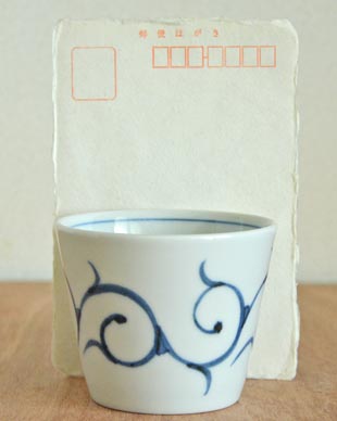 砥部焼・梅山窯　細からくさのそばちょこをはがきと比較して