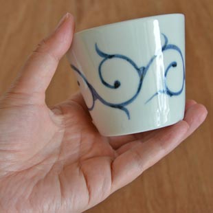 砥部焼・梅山窯　細からくさのそばちょこを手に持って