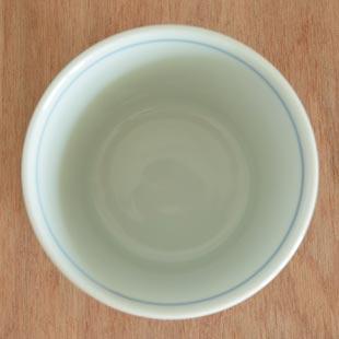 砥部焼・梅山窯　細からくさのそばちょこを上から見て