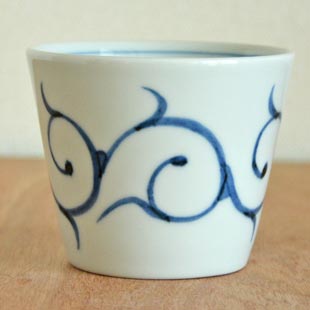 砥部焼・梅山窯　細からくさのそばちょこを横から見て