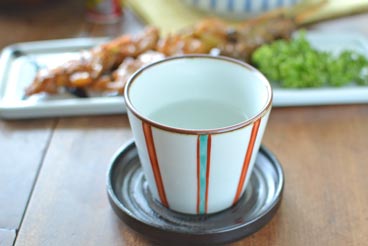 砥部焼・梅山窯　カラーのそばちょこに日本酒を