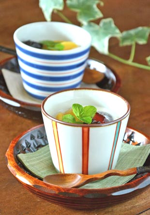 砥部焼・梅山窯　カラーのそばちょこにデザートを