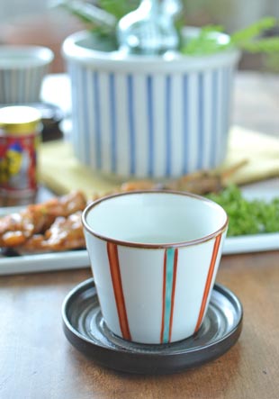 砥部焼・梅山窯　カラーのそばちょこに日本酒を