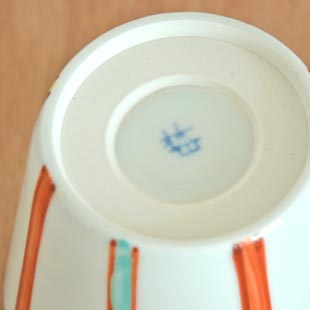 砥部焼・梅山窯　カラーのそばちょこの窯印