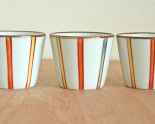 砥部焼・梅山窯　カラーのそばちょこを並べて