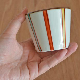 砥部焼・梅山窯　カラーのそばちょこを手に持って