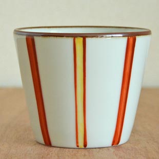 砥部焼・梅山窯　カラーのそばちょこを横から見て