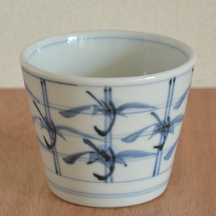 砥部焼・梅山窯　格子笹のそばちょこ