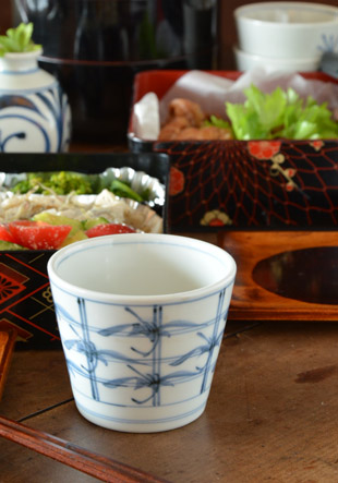 砥部焼・梅山窯　格子笹のそばちょこに焼酎を