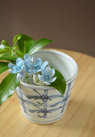 砥部焼・梅山窯　格子笹のそばちょこに花を