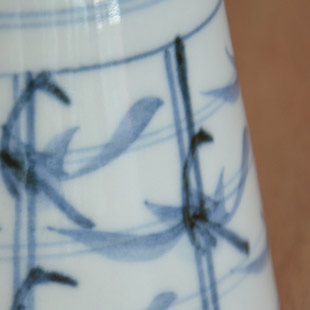 砥部焼・梅山窯　格子笹のそばちょこの絵付け