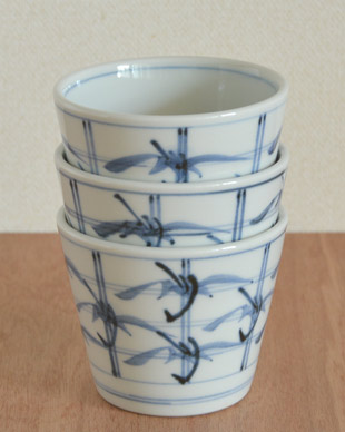 砥部焼・梅山窯　格子笹のそばちょこを重ねて