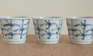 砥部焼・梅山窯　格子笹のそばちょこを並べて